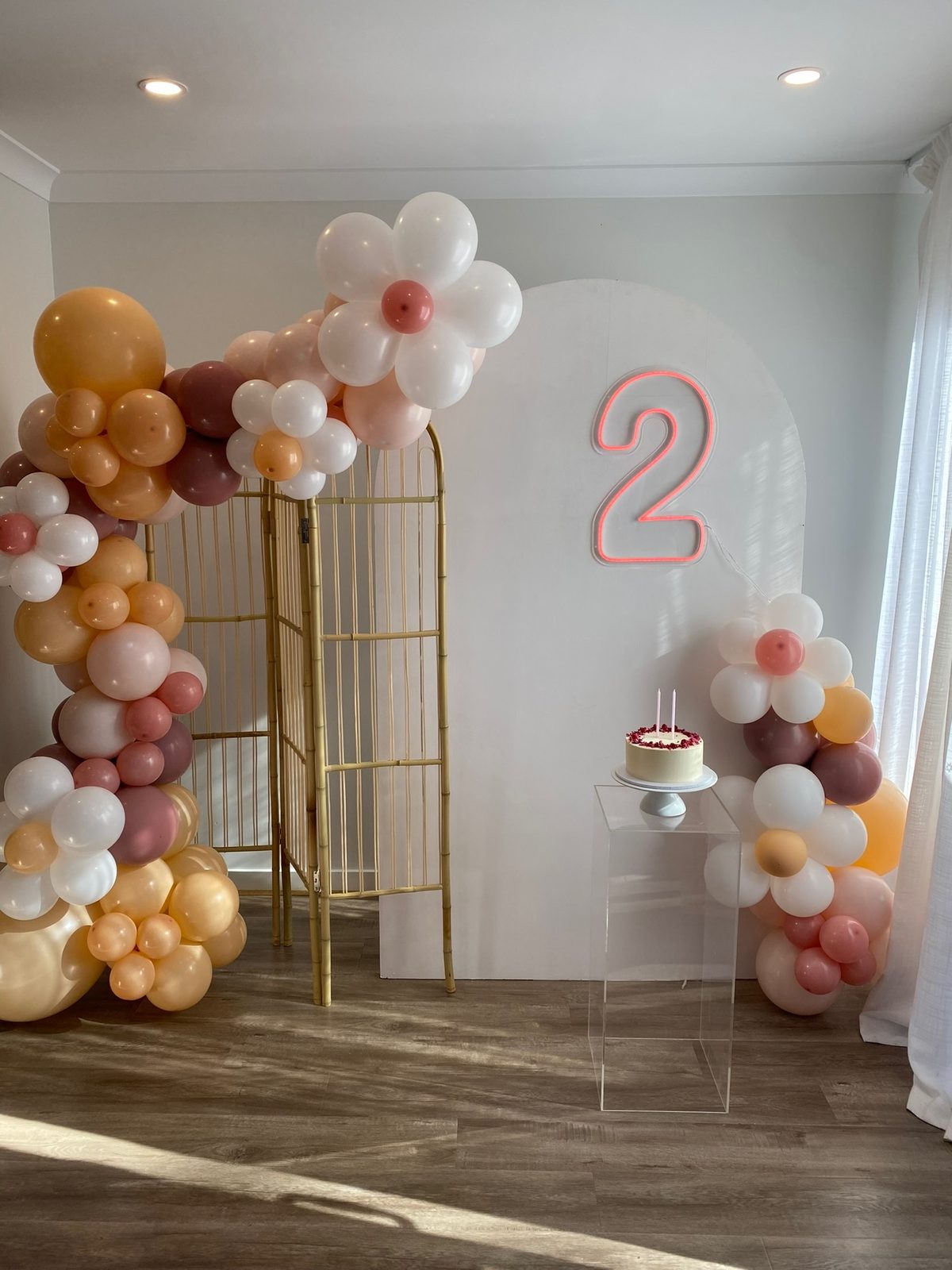 Pastel daisy balloon backdrop for a kids' birthday